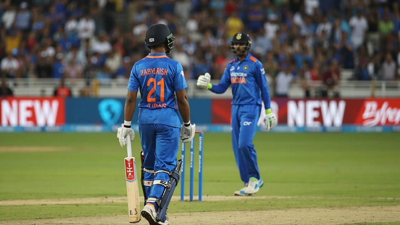 Medium tactical scene showing fielders in position and the bowler running in during a T20 match